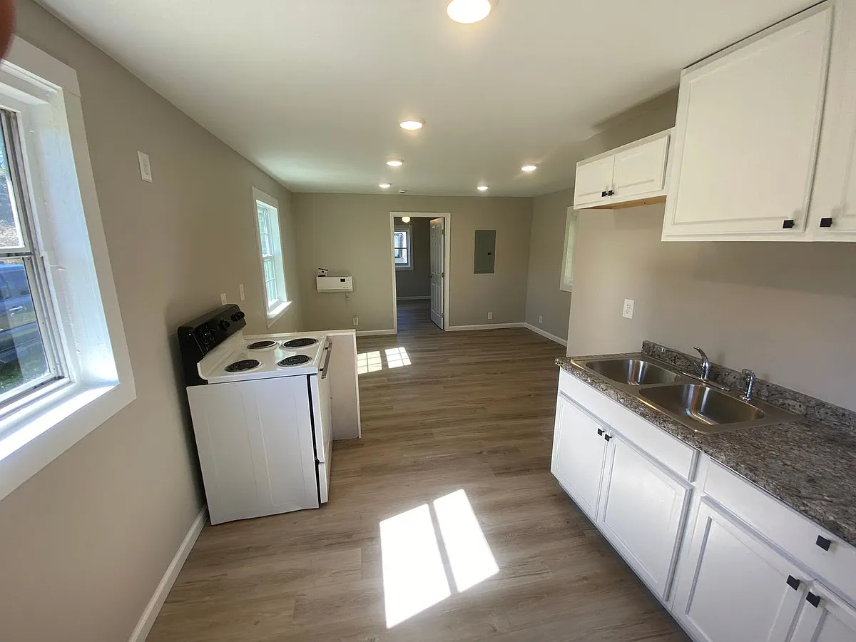 Building Photo - 2106 S Andrews Cir