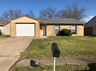 6424 Sandhurst Ln E, North Richland Hills, TX 76182