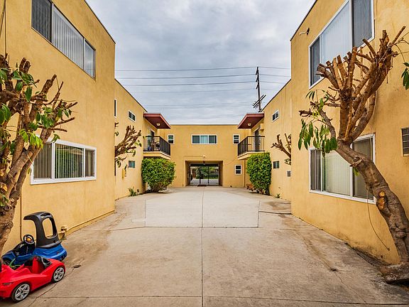 3rd image of 17463 Vanowen St APT 12