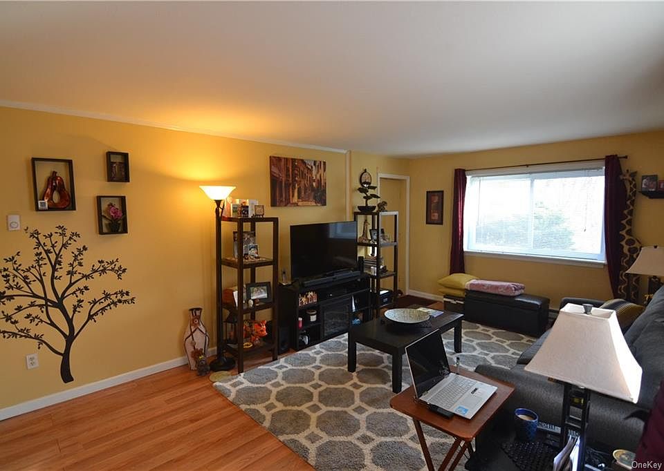 1st image of 521 Fox Run Ln