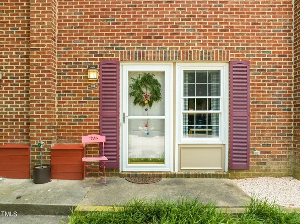 104 Friar Ln, Carrboro, NC 27510