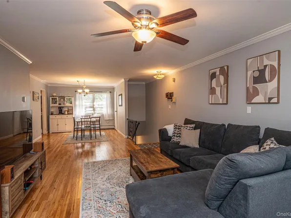 2319 Wilshire Lane #B19, Oakdale, NY 11769