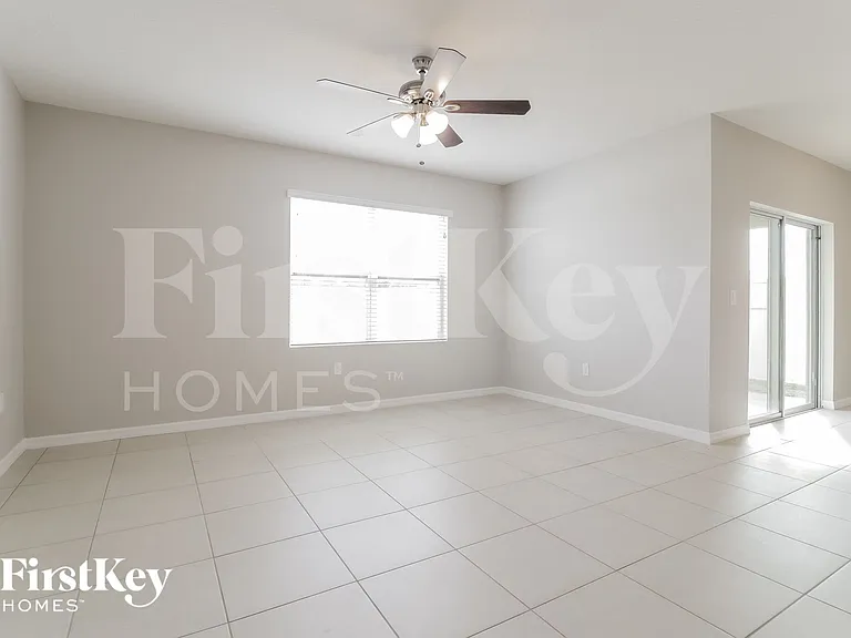 325 Aberdeen Dr — Photo 2
