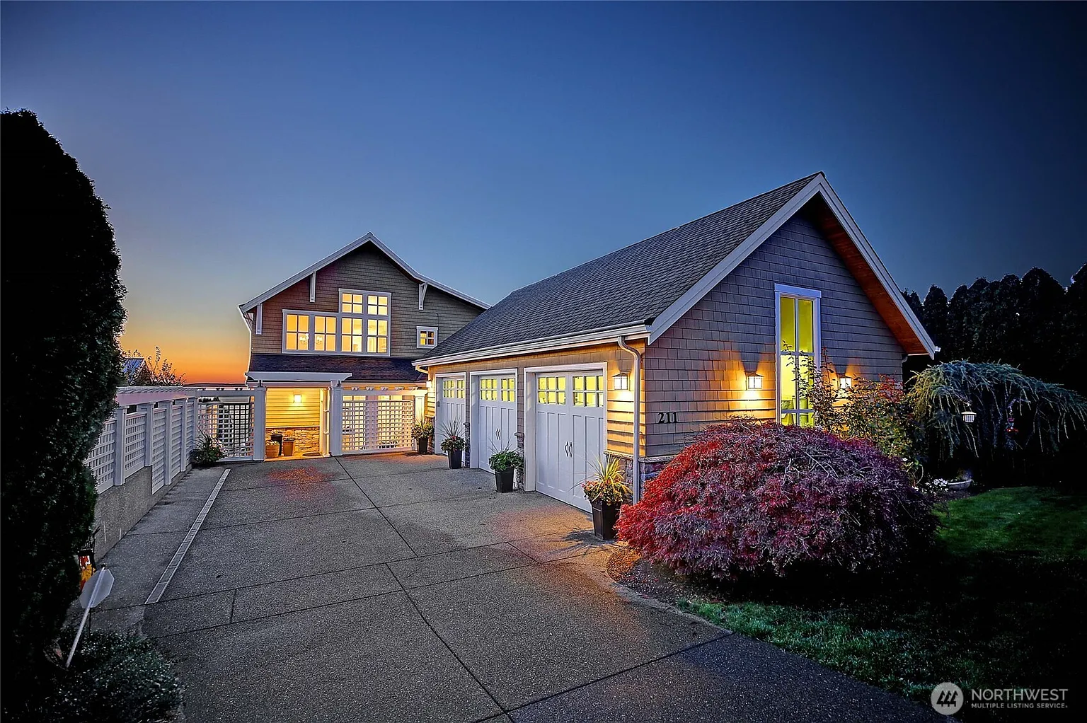 211 N Sunset photo 1
