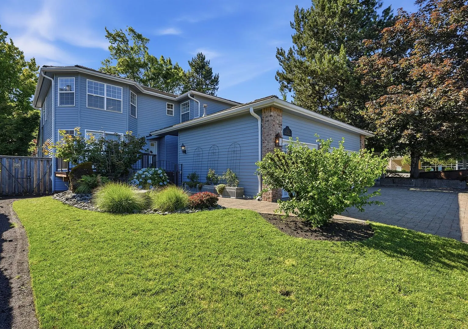 Beautifully Updated Home in Desirable Ridge Lake Park — Photo 3