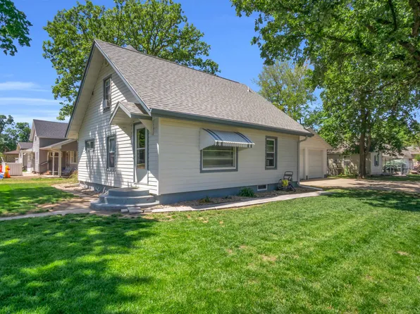 202 W 13th St, Wood River, NE 68883