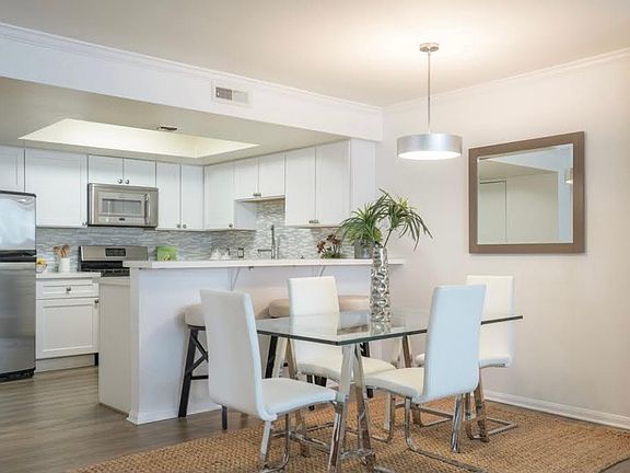 3rd image of 1616 Granville Ave APT 301
