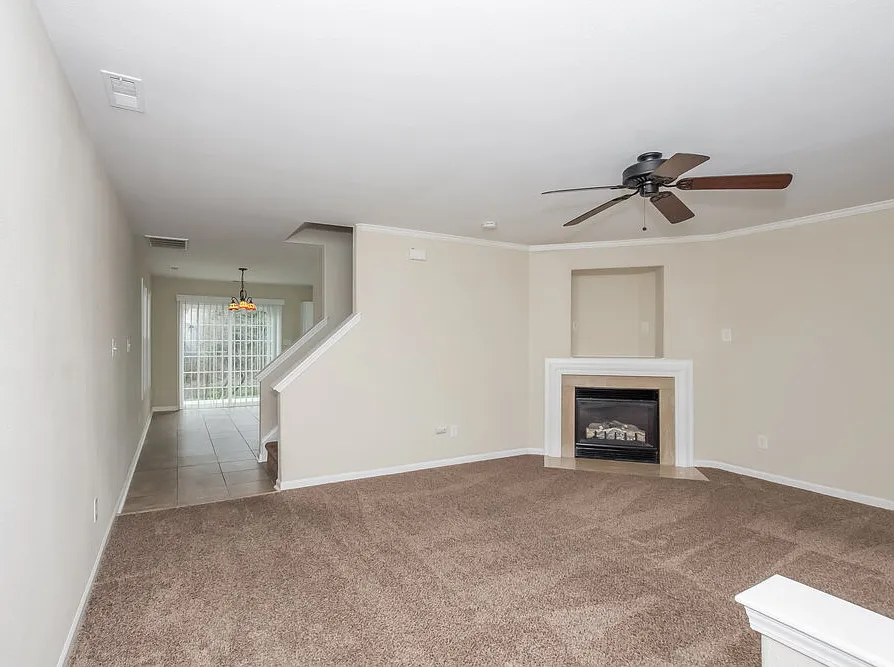 3 bed, 2.5 bath, 1569 sqft, $2,170 — Photo 4