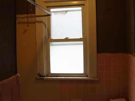 5th image of 2505 Hood Ave