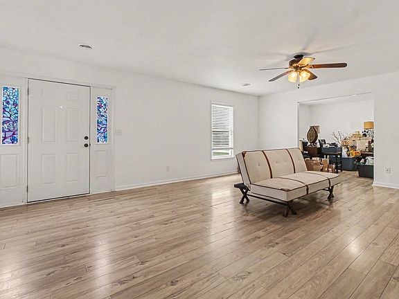 5th image of 129 Brookgate Dr.