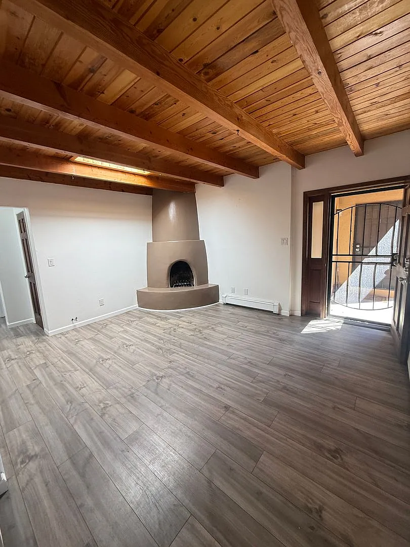 Cute 2 bedroom Condo -centrally located. Freshly painted -Very Clean — Photo 1