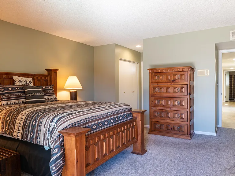 Western four-poster, solid wood dressers
