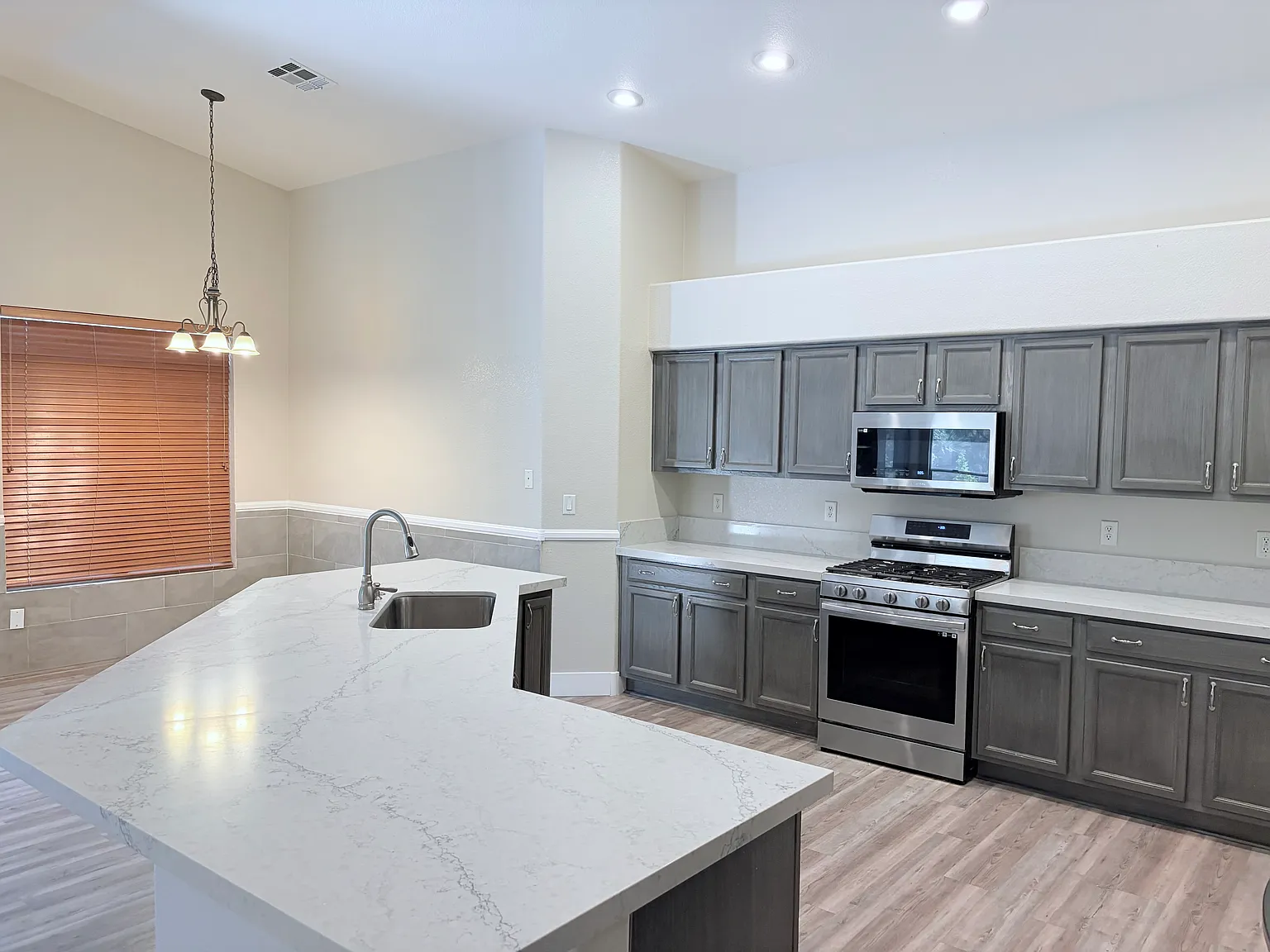 3 bed, 3.0 bath, 2164 sqft, $2,750 — Photo 3
