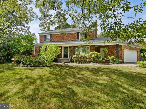 6225 Lakeview Dr, Falls Church, VA 22041