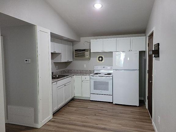 4th image of 3 E College St #3