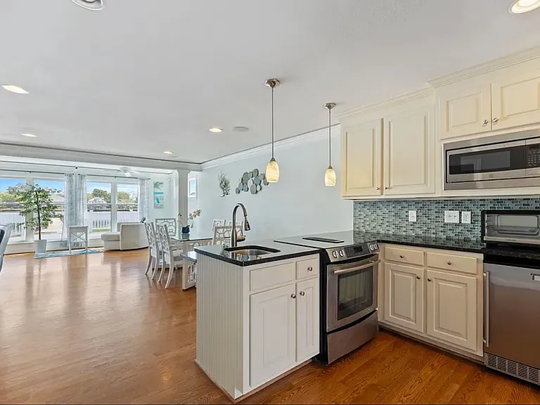 542 River St — Photo 7