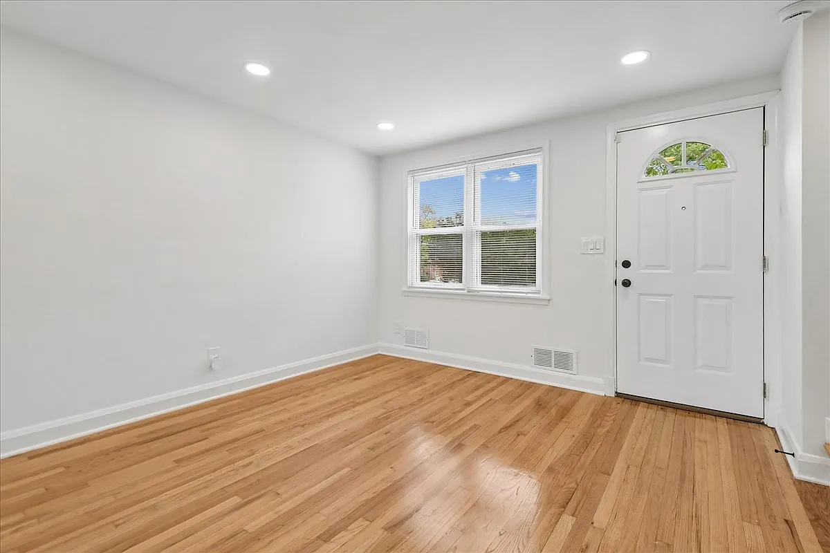 3 bed, 1334 sqft, $2,000 — Photo 4