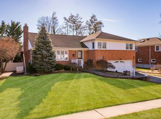 1924 Stratford Dr, Westbury, NY 11590