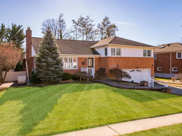 1924 Stratford Drive, Westbury, NY 11590