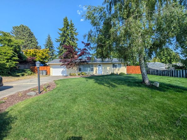 3806 Pineneedle Dr NE