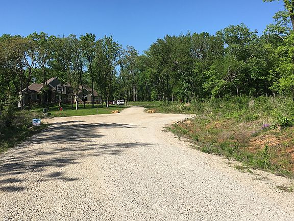 Lot is on R of cul-de-sac