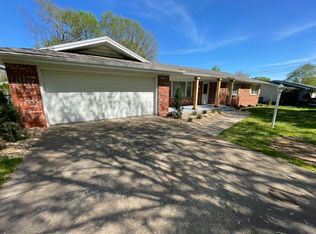 2726 S Edgewater Dr, Springfield, MO 65804