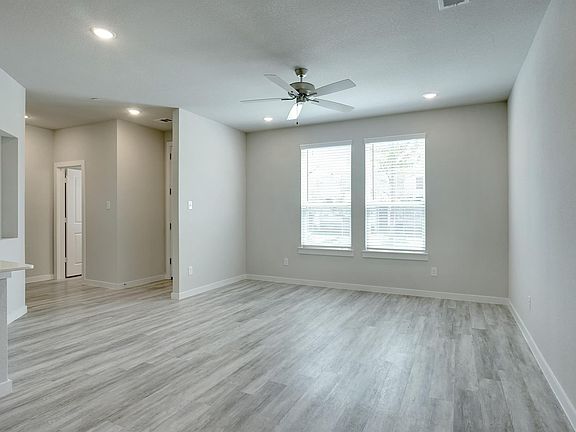 4th image of 1329 Pebblebrook Dr