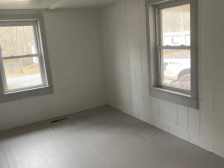 204 Robinson St — Photo 4
