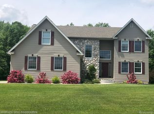 300 Pine Ridge Rd, Saint Clair, MI 48079