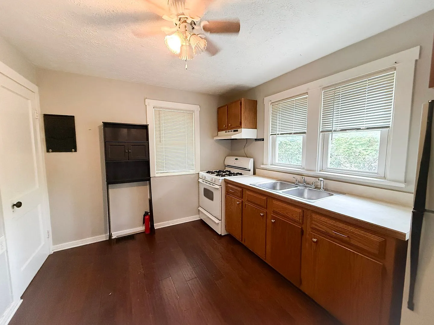 2 Bed 1 Bath Single Family Home — Photo 2