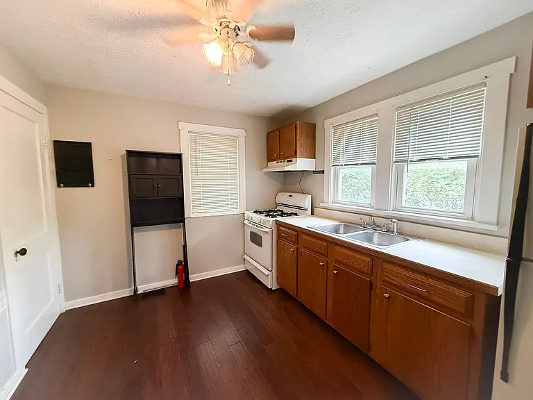 625 N Earl Ave — Photo 2