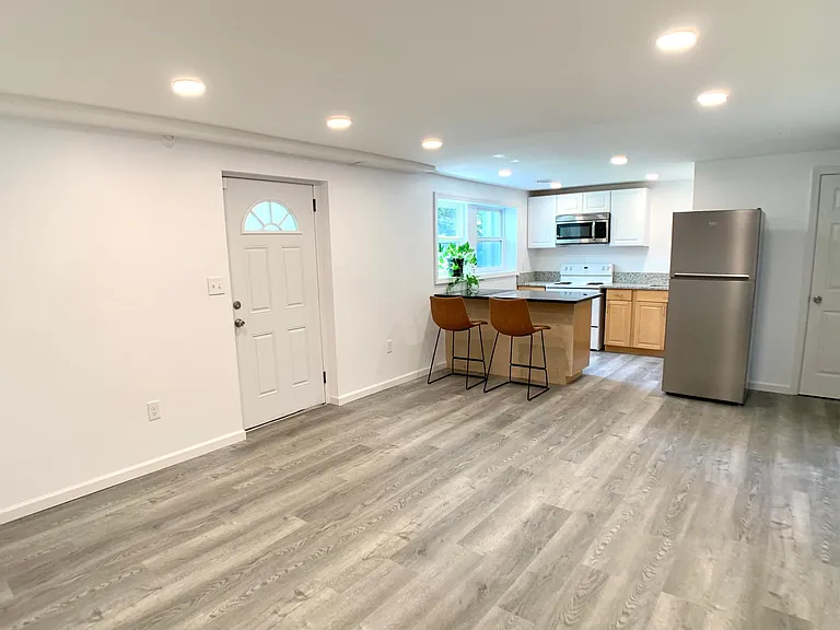 7 Lancaster Dr #1 — Photo 3