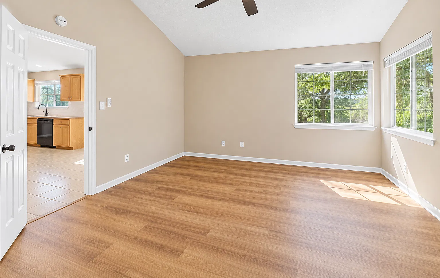 3 bed, 1360 sqft, $550 — Photo 4