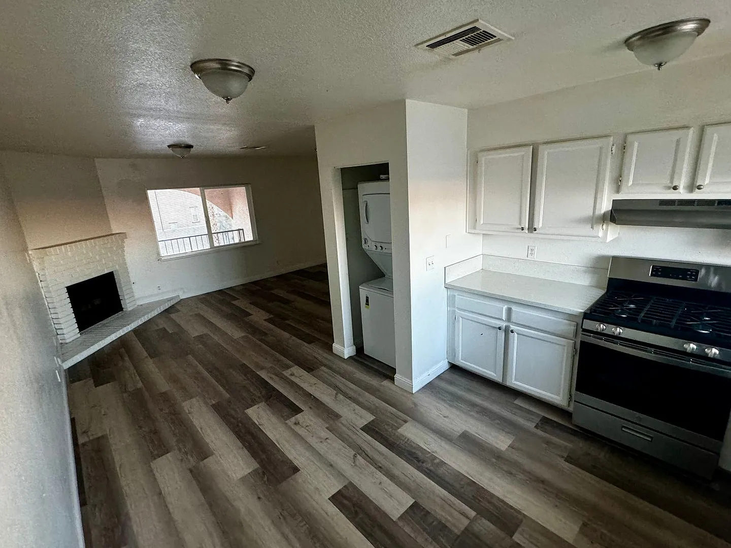 3 Bedroom 2 Bath, Upstairs Unit, No Capret, Stainless Steel Appliances, Near Nellis Afb! — Photo 4