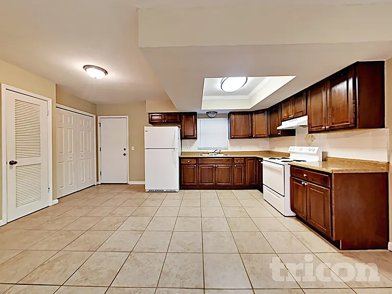 1218 Windsor Cir — Photo 4