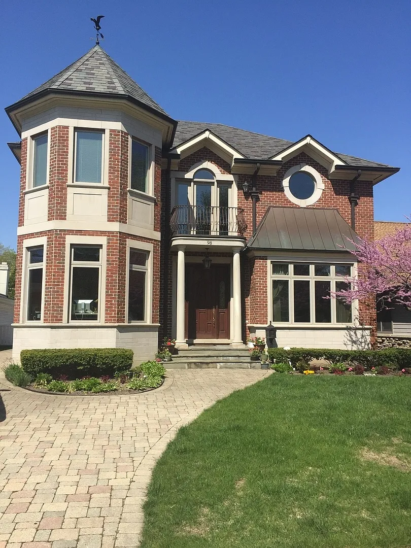 98 East Ave photo 1