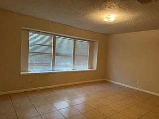 4 bed, 1830 sqft, $1,975 — Photo 2