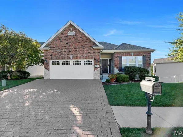 1717 Moss Rock Dr, Saint Charles, MO 63303
