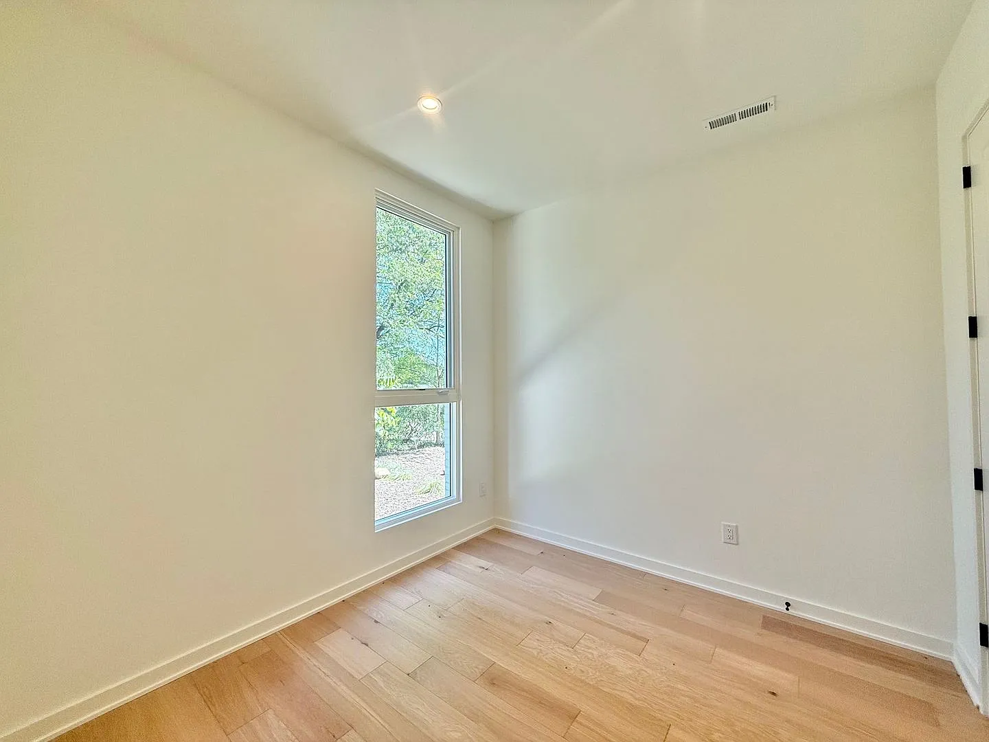 Luxurious New Construction 4BD, 2.5BA Raleigh Townhome with a 1-Car Garage & Rooftop Terrace in a... — Photo 4