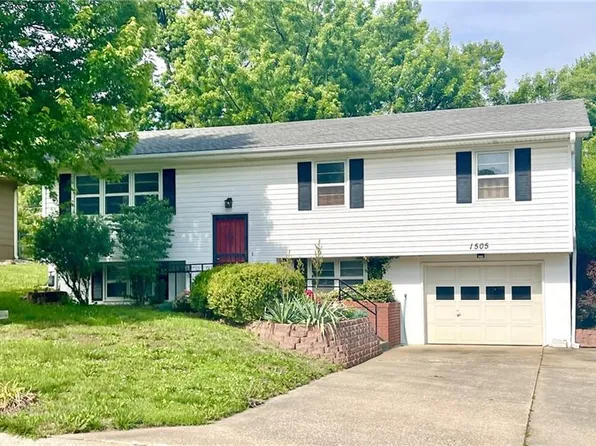 1505 Safari Dr, Saint Joseph, MO 64506