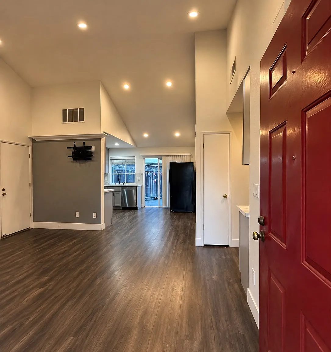 2 bed, 881 sqft, $3,800 — Photo 2