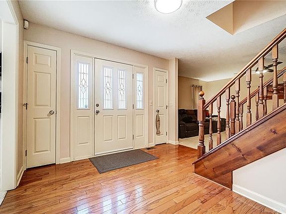 3rd image of 1580 Applewood Dr