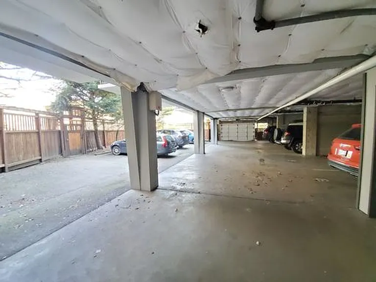 Taylor Towers — Photo 18