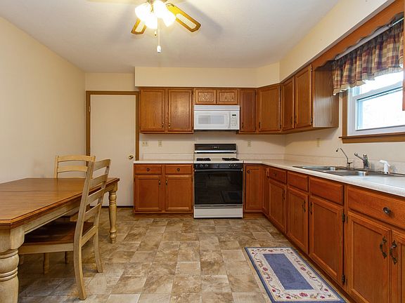 4th image of 131 Yount Ave