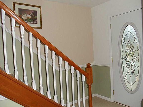 4th image of 818 Terry Ln