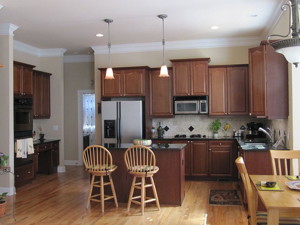 2nd image of 4896 Lakeside Dr