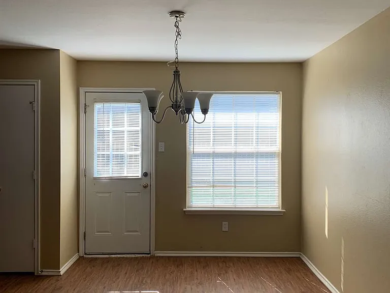1434 Mission Hills Ln — Photo 2