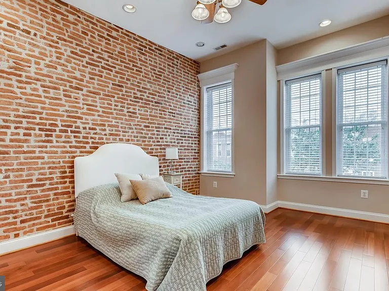 130 W Ostend St — Photo 14