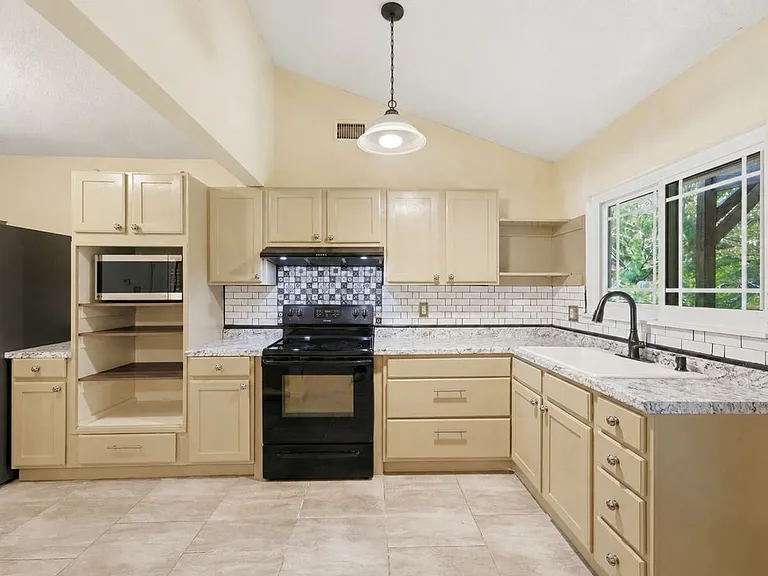 1114 Churing Dr — Photo 8