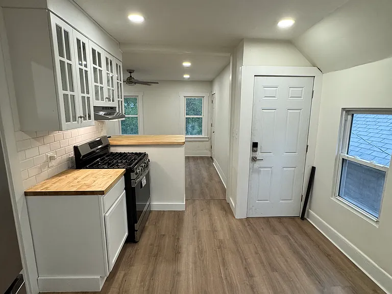 2118 W 17th St #2 — Photo 1